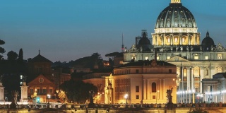 梵蒂冈,意大利。梵蒂冈的圣彼得教皇大教堂和夜光中的爱连桥。从白天到黑夜，时间流逝。日落时间