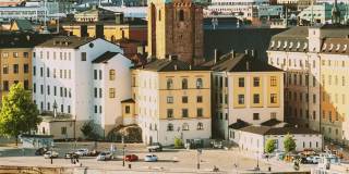 斯德哥尔摩,瑞典。格拉斯坦是著名的受欢迎的地方和旅游景点。Riddarholm教堂在阳光明媚的夏天城市景观天际线。古城堤岸风景。联合国教科文组织世界遗产