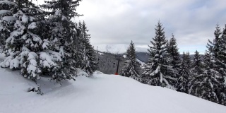 摄像机在滑雪坡上向前移动