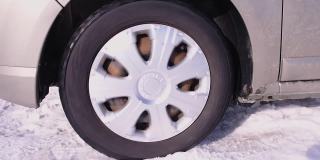 车子的轮子陷在雪里打转。
