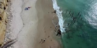 鸟瞰海浪撞击澳大利亚海滩。无人机拍摄的是南澳大利亚的Willunga港，阿德莱德附近的海滩。华丽的旅游视频展示了自然的层次。