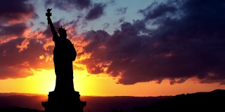 纽约东河上的自由女神像剪影，冬日的夕阳。