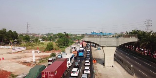 雅加达-奇坎佩克公路的交通堵塞和支柱