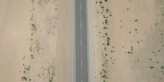 一辆汽车在高速公路上行驶的鸟瞰图。