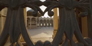 埃及开罗的穆罕默德阿里帕沙大清真寺或雪花石膏清真寺。阳光穿过清真寺的窗棂，可以看到里面的庭院。Citadel的开罗。万向节镜头，超高清4K