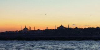 清真寺和日落时美丽的伊斯坦布尔海景。