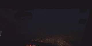 在暴风雪中驾驶汽车，在夜晚