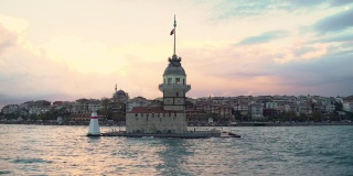 伊斯坦布尔，日落时分的博斯普鲁斯海峡。