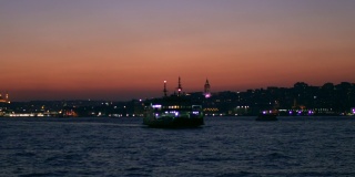 日落时分的博斯普鲁斯海峡，伊斯坦布尔的游船。