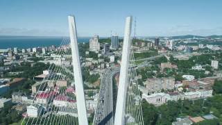 无人机拍摄的Zolotoy金桥。横跨俄罗斯海参崴的Zolotoy Rog(金角)斜拉桥视频素材模板下载