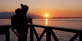 摄影师在日落时拍照