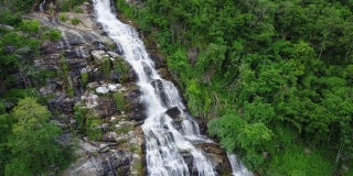 从无人机鸟瞰湄雅瀑布，美丽的瀑布从高高的悬崖周围与绿色的森林背景，Doi Inthanon国家公园，清迈，泰国北部。