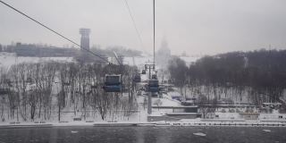乘坐缆车在莫斯科河上观光游览，从客舱俯瞰
