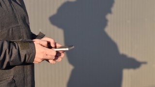 女人们使用手机的影子视频素材模板下载