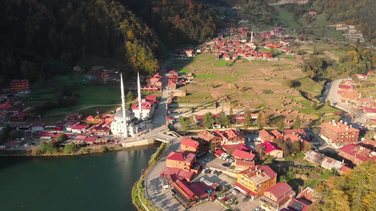 鸟瞰土耳其东部特拉布宗省的乌赞古尔度假小镇。