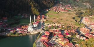 鸟瞰土耳其东部特拉布宗省的乌赞古尔度假小镇。