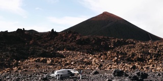 一架无人机正在Chinyero火山附近的黑色熔岩上起飞