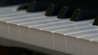有趣的神秘自弹钢琴。黑白钢琴键，可以自己弹奏视频素材模板下载