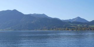 泰根塞湖的秋天。该湖是巴伐利亚最干净的湖泊之一，也是著名的旅游目的地。