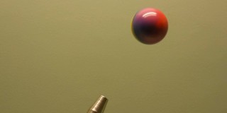 实验室内有空气动力学的例子，一股气流升起红色的小球