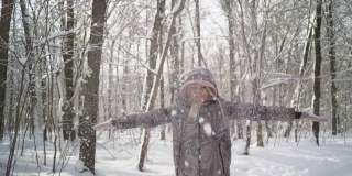 一个年轻的女人抛起一把雪，形成了一场雪。