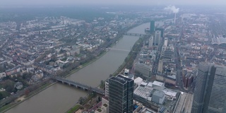 河流流经城市的空中全景。住宅区和工业区。德国美因河畔的法兰克福