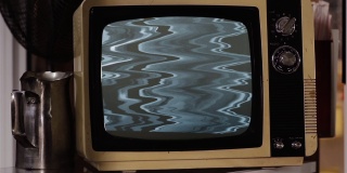 绿色屏幕的复古电视爆炸。关闭了。