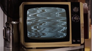 绿色屏幕的复古电视爆炸。关闭了。视频素材模板下载