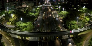 收费公路和Semanggi桥的夜间交通