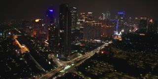 夜间的摩天大楼与夜间交通视图