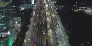 雅加达内环路上的夜间交通