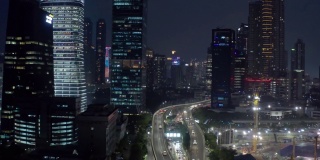 摩天大楼和立交桥的夜间灯光