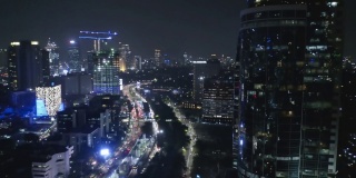 现代化的办公大楼景观和夜间交通