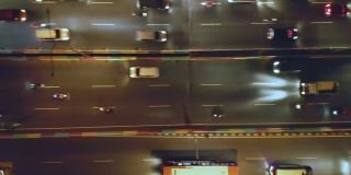 雅加达市天桥上的夜间交通