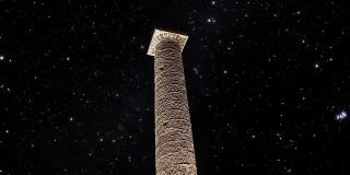意大利罗马的图拉真柱对抗星空。
