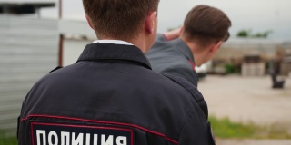 两名俄罗斯警察正站在乡下调查。