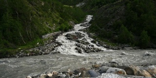 慢镜头拍摄的两条喜马拉雅河流相遇或混合在一起。