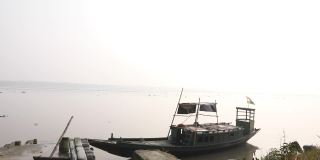 一艘停在塔基伊卡玛提河岸边的印度船