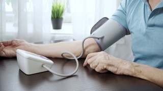 一位老人正在测量他的血压视频素材模板下载