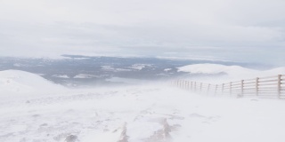 苏格兰一座山上暴风雪的镜头，大风，大雪和暴风雪的条件