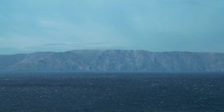 在克罗地亚的地中海海边，可以看到美丽的自然流动的海水，有大浪也有小浪，海水清澈湛蓝。户外旅游度假日落cinemagraph无缝视频循环4K。