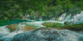 克罗地亚Krka国家公园的自然瀑布，在春天的时候有着独特的郁郁葱葱的自然美景。Cinemagraph /无缝视频循环著名的旅游度假和作家卡尔·梅·西温内图电影的拍摄地点