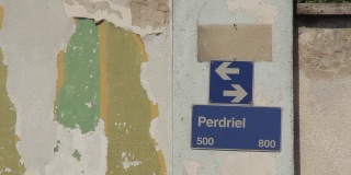 阿根廷布宜诺斯艾利斯墙上的街道名称牌匾。关闭了。