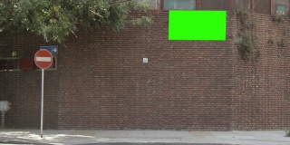 空白广告牌或广告牌与绿色屏幕的砖墙上的房子在阿根廷。