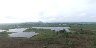 印度尼西亚太阳能电池板在上午的观点