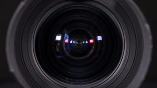 专业相机镜头的微距反射，拍摄于暗色背景的工作室视频素材模板下载