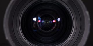 专业相机镜头的微距反射，拍摄于暗色背景的工作室