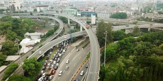 印度尼西亚雅加达，交通高峰期，高速公路和立交桥上汽车和卡车的美丽鸟瞰图镜头。拍摄分辨率为4k