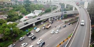印度尼西亚雅加达，无人机观看高速公路和立交桥上汽车和卡车的镜头。拍摄分辨率为4k