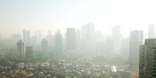雅加达,印度尼西亚。2017年12月26日:无人机从左到右拍摄雾中的摩天大楼，分辨率为4k